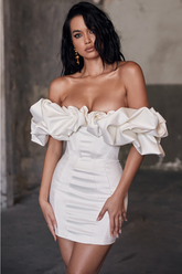 Trägerloses Kleid aus Satin mit Rüschen